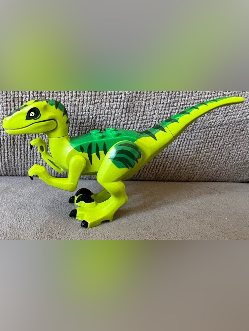 LEGO - Dinosaur, Raptor / Velociraptor with Green Back - Mini Figure